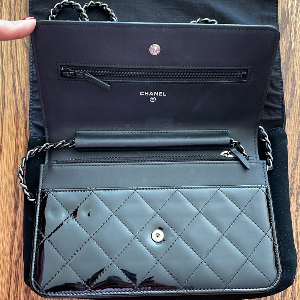 Chanel patent leather wallet on a chain - Picture 3 of 6